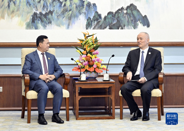 蔡奇会见柬埔寨首相洪玛奈.jpg